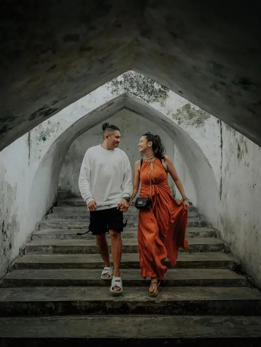 Selain liburan ke alam, Sharena dan Ryan Delon juga sering mengunjungi tempat bersejarah di daerah tempat liburan yang dikunjunginya. Tampil romantis sembari berpegangan tangan, dua bintang FTV ini sering dijuluki couple goals oleh warganet. Melihat kebersamaan keduanya, tak terlihat jika Sharena dan Ryan Delon sudah dikaruniai buah hati. (Liputan6.com/IG/@mrssharena)