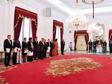 Suasana saat Presiden Jokowi menerima surat kepercayaan dari 11 Dubes Luar Biasa dan Berkuasa Penuh (LBBP), Jakarta, Rabu (4/4). Penyerahan ini menandai dimulainya penugasan resmi dari para dubes di Indonesia. (Liputan6.com/Pool/Biro Pers Setpres)