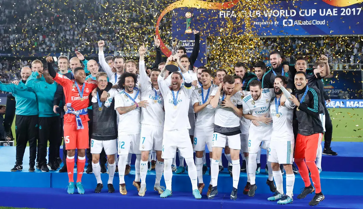 Para pemain Real Madrid melakukan selebrasi mengangkat trofi Piala Dunia Antarklub 2017 di stadion Zayed Sports City di Abu Dhabi, Uni Emirat Arab, (16/12). Madrid sukses mengalahkan Gremio 1-0 berkat gol Cristiano Ronaldo. (AP Photo / Hassan Ammar)