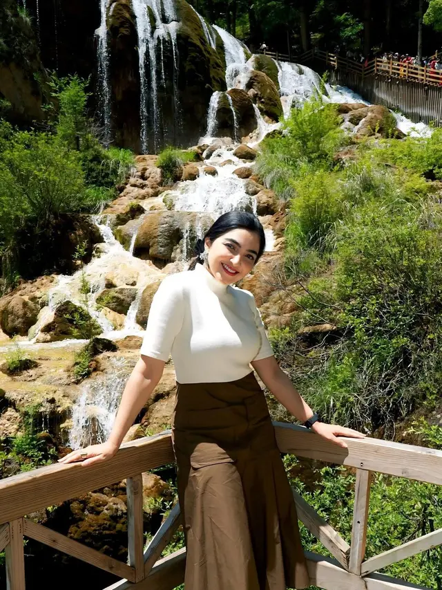 Potret Liburan Ashanty di Shanghai dengan Outfit Casual Feminin, Tampilan Body Ramping Bak Model Profesional