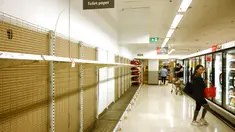 Rak-rak kosong tempat tisu toilet di sebuah supermarket di Sydney, Rabu (4/3/2020). Supermarket terbesar Australia mengumumkan batas pembelian tisu toilet dan pembersih tangan (handsanitizer) setelah terjadinya panic buying akibat ketakutan penyebaran virus corona COVID-19. (PETER PARKS/AFP)