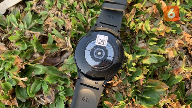 Sensor BIA, Tekanan darah, dan EKG di belakang bodi Galaxy Watch4 Classic. (Liputan6.com/ Yuslianson)