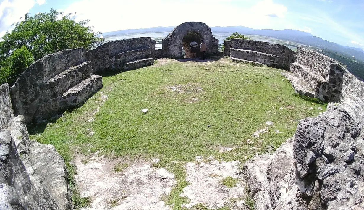 Salah satu dari tiga bangunan di kompleks benteng Otanaha di Gorontalo terlihat dari benteng utama yang berada di puncak bukit, 5 Juli 2016. Benteng Otanaha kini menjadi salah satu tujuan destinasi wisata di Gorontalo. (Liputan6.com/Herman Zakharia)