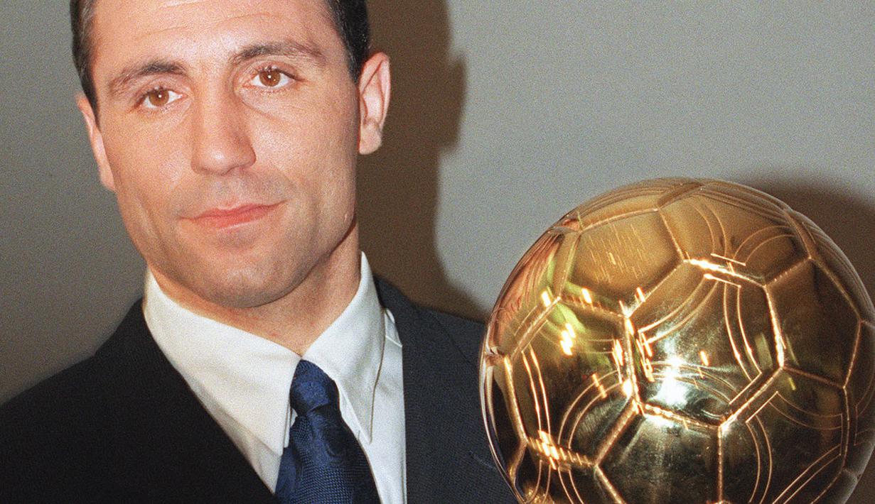 Hristo Stoichkov bersama Bulgaria mampu mengejutkan dunia ketika mereka dapat finish peringkat keempat Piala Dunia 1994. Selain itu, Stoichkov juga mengantar Barcelona meraih juara LA Liga pada musim 1993/1994. Pantas jika dirinya dianugerahi penghargaan Ballon d'Or. (Foto: AFP/Gerard Julien)