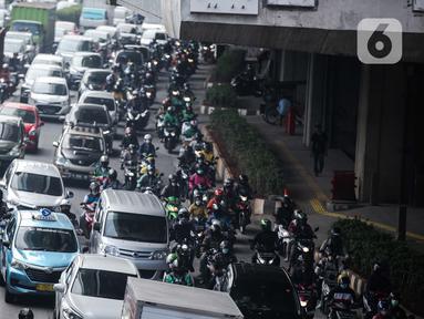 Sejumlah kendaraan terjebak kemacetan di Jalan Gatot Subroto, Jakarta, Rabu (31/8/2022). Kepala Dinas Perhubungan (Kadishub) DKI Jakarta Syafrin Liputo mengatakan pihaknya bakal melakukan uji coba pengaturan jam kantor sebagai upaya menekan kemacetan di Ibu Kota. Keputusan itu diambil setelah dilakukan forum group discussion (FGD) dengan sejumlah pihak terkait. (Liputan6.com/Faizal Fanani)