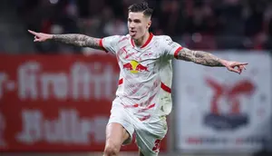 Penyerang Leipzig asal Slovenia #30, Benjamin Sesko, merayakan golnya yang membawa timnya menang 1-0 melalui tendangan penalti dalam pertandingan perempat final Piala Jerman (DFB Pokal) antara RB Leipzig dan VfL Wolfsburg di Leipzig, Jerman timur, pada 26 Februari 2025. (Ronny Hartmann/AFP)