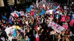 Pengunjuk rasa melakukan aksi protes dengan membawa bendera dan spanduk anti gay di Paris, Prancis, Minggu (16/10). Mereka membawa bendera yang bertuliskan "La Manif Pour Tous" dan menentang pernikahan sejenis. (Reuters/ Benoit Tessier)