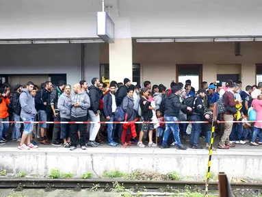 Sejumlah imigran berjalan saat tiba di stasiun kereta api Wina, Austria, Sabtu (5 /9/2015). Sekitar 2.000 imigran menembus Austria setelah pemerintah Hungaria mengizinkan para pencari suaka ke negara selanjutnya. (REUTERS/Dominic Ebenbichler)