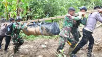 Tim SAR gabungan saat melakukan evakuasi korban longsor tambang Suwawa, Bone Bolango (Arfandi Ibrahim/Liputan6.com)