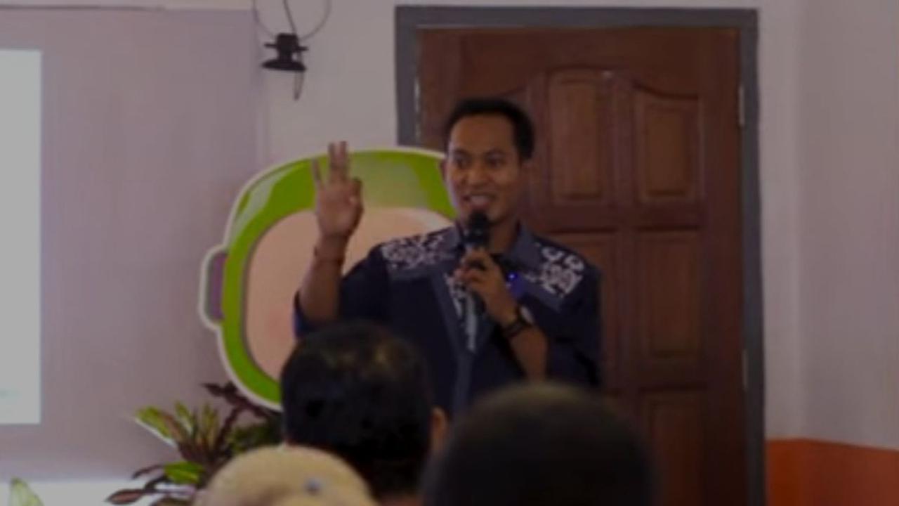 Untuk menggapai cita-cita itu, Sarta sangat optimis. Namun, saat duduk di bangku 3 SMK, ujian besar menimpa Sarta. Sang ibu meninggal dunia. Motivasi hidupnya hilang. Dia bahkan jarang berangkat ke sekolah.