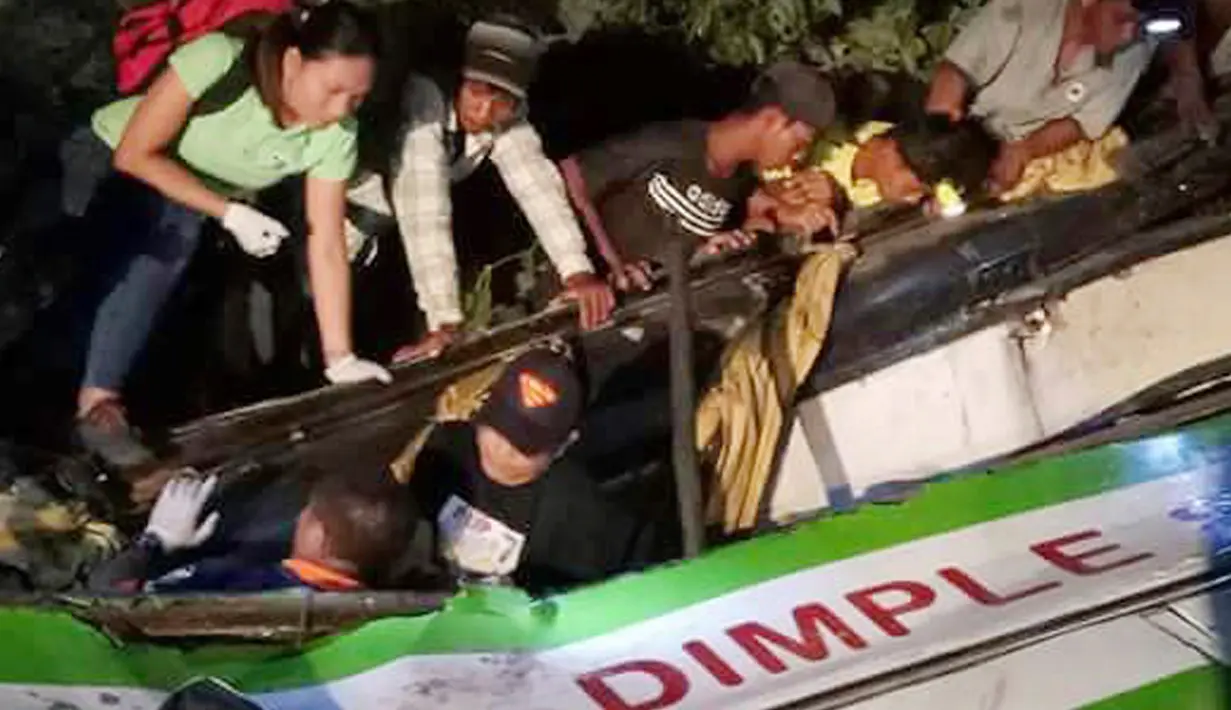 Tim regu penyelamat dan sukrelawan mengevakuasi korban kecelakaan bus di dekat Kota Sablayan, Mindanao, Filipina, Selasa (20/3). Petugas bekerja keras turun ke dasar jurang dan mengangkat jenazah ke atas. (PDRRMO, Mindoro Occidental via AP)