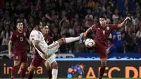 Pemain Timnas Thailand, Thitiphan Puangchan, saat berduel dengan pemain UEA di penyisihan Grup A Piala Asia 2019 (14/1/2019). (AFP/Khaled Desouki)