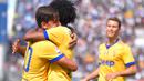 Selebrasi gol pemain Juventus, Paulo Dybala (kiri) dan rekannya Juan Cuadrado saat melawan Sassuolo pada lanjutan Serie A di  Stadio Citta del Tricolore, Reggio Emilia, Italia (17/9/2017). Juventus menang 3-1. (AFP/Marco Bertorello)