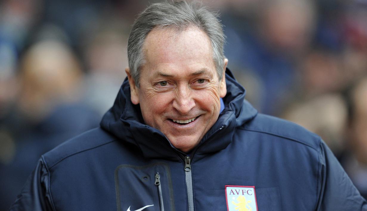 Gerard Houllier. Pelatih asal Prancis yang telah wafat di usia 73 tahun pada 14 Desember 2020 ini tercatat pernah menukangi Aston Villa mulai 21 September 2010 hingga 1 Juni 2011 dan menjadi klub terakhirnya dalam rekor manajerialnya. Ia menggantikan posisi Martin O'Neill yang dipecat pada Agustus 2010. Bersama Aston Villa ia total memimpin tim dalam 39 laga di semua ajang dengan hasil 14 kali menang, 11 imbang dan 14 kali kalah. (AFP/Glyn Kirk)