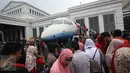 Pengunjung antre untuk masuk ke Pesawat N250 pada Habibie Festival di Museum Nasional, Jakarta, Minggu (14/8). Tingginya antusiasme warga membuat pengunjung harus antre untuk dapat melihat bagian dalam kendaraan tersebut. (Liputan6.com/Immanuel Antonius)