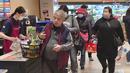 Orang-orang memakai masker saat berbelanja di supermarket di Taipei, Taiwan, Senin (20/2/2023). Tiga tahun setelah pandemi global COVID-19, Taiwan pada hari Senin mengatakan orang tidak lagi harus memakai masker setiap saat di dalam ruangan meskipun masih menerapkan beberapa pembatasan. (AP Photo/Chiang Ying-ying)