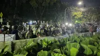 Polisi membubarkan massa yang bersikukuh bertahan di Gedung Komisi Pemilihan Umum (KPU) pada Rabu malam (20/3/2024).