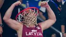 Seorang pendukung Latvia bereaksi saat menyaksikan perempat final Piala Dunia Bola Basket antara Jerman dan Latvia di Manila, Filipina, Rabu, 6 September 2023. (AP Photo/Aaron Favila)