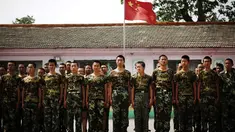 Sejumlah siswa Tiongkok bersiap mengikuti latihan kemiliteran untuk melepaskan diri dari kecanduan terhadap dunia maya, foto diambil 11/6/2014. (REUTERS/Kim Kyung-Hoon)