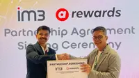 Keterangan foto (ki-ka): Ritesh Kumar Singh, Director and Chief Commercial Officer Indosat Ooredoo Hutchison, dan Arifin Prasetyo, Country Head AirAsia rewards Indonesia