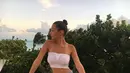 Ini foto di dekat pantai. Dengan mata tertutup, Bella Hadid seperti sangat menikmati suasana. (instagram/bellahadid)