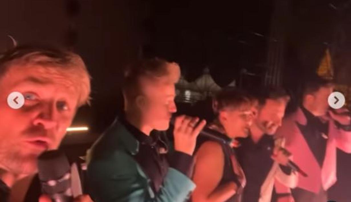 Tak mau kalah dengan Mark, Shine Filan juga ikut merangkul Sissy Prescillia saat nyanyi bareng. (Foto: Instagram/@sysiio)