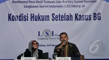 Peneliti Lingkaran Survei Indonesia (LSI) Deny JA, Rully Akbar dan moderator Fitri Hari saat rilis survei terbaru di Jakarta, Selasa (24/2/2015). (Liputan6.com/Johan Tallo)
