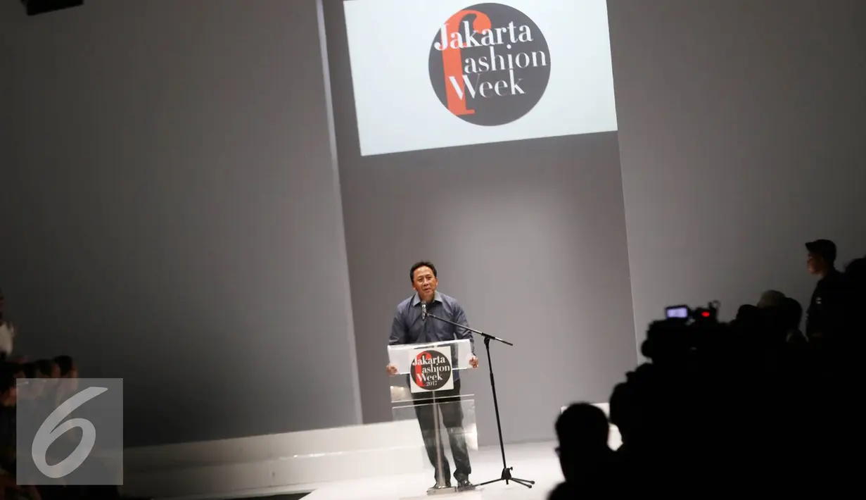 Kepala Bekraf, Triawan Munaf memberi sambutan pada pembukaan JFW 2017 di Senayan City, Jakarta, Sabtu (22/10). JFW yang diadakan tahun menghadirkan lebih dari 250 desainer dan label, baik lokal maupun internasional. (Liputan6.com/Immanuel Antonius)