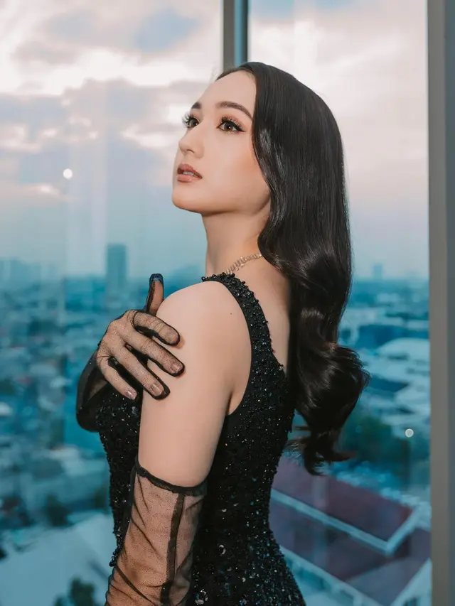 Laura Moane tampil glamor (Instagram/its_lauramoane2)