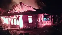 Kebakaran Jelang Sahur Hanguskan Rumah di Lengkong Sukabumi, Keluarga dengan Tiga Anak Butuh Bantuan