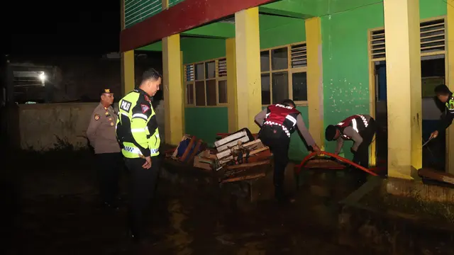 Fasilitas pendidikan MTs Al Kautsar dan puluhan rumah warga di Kecamatan Cireunghas, Polres Sukabumi Kota, Jawa Barat (Jabar) terendam banjir.