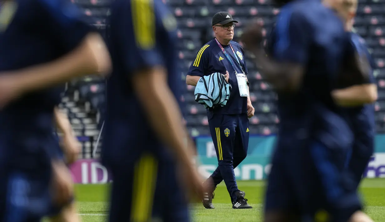 Pelatih Swedia, Janne Andersson saat sesi latihan di Stadion Hampden Park di Glasgow, Senin (28/6/2021). Timnas Swedia akan berhadapan dengan Timnas Ukraina di babak 16 besar Euro 2020, Rabu (30/6/2021). Pertandingan ini akan digelar di Hampden Park, Glasgow. (AP Photo/Petr David Josek)
