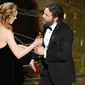 Brie Larson menyerahkan piala untuk Casey Affleck (Kevin Winter/Getty Images/E! News)