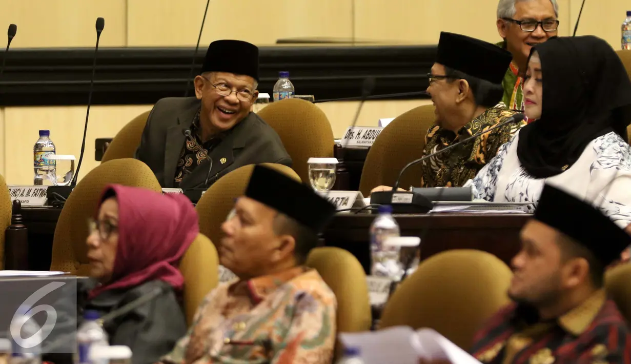 Ketua BK DPD AM Fatwa saat mengikuti sidang paripurna luar biasa di kompleks Parlemen, Jakarta, Selasa (20/9). Sidang paripurna luar biasa ini untuk menentukan pelaksana tugas (Plt) ketua DPD pengganti Irman Gusman. (Liputan6.com/Helmi Afandi)