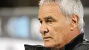 Pelatih AS Roma, Claudio Ranieri saat menyaksikan laga antara timnya dengan AC Milan dalam lanjutan Serie A yang berlangsung di San Siro Stadium, 18 Oktober 2009. Roma kalah 1-2. AFP PHOTO / Damien Meyer 