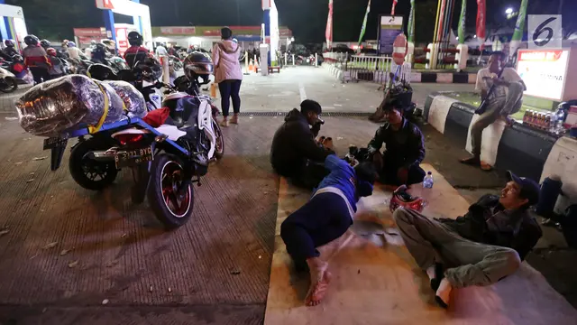 Potret Pemudik Motor yang Kelelahan di Pinggir Jalan