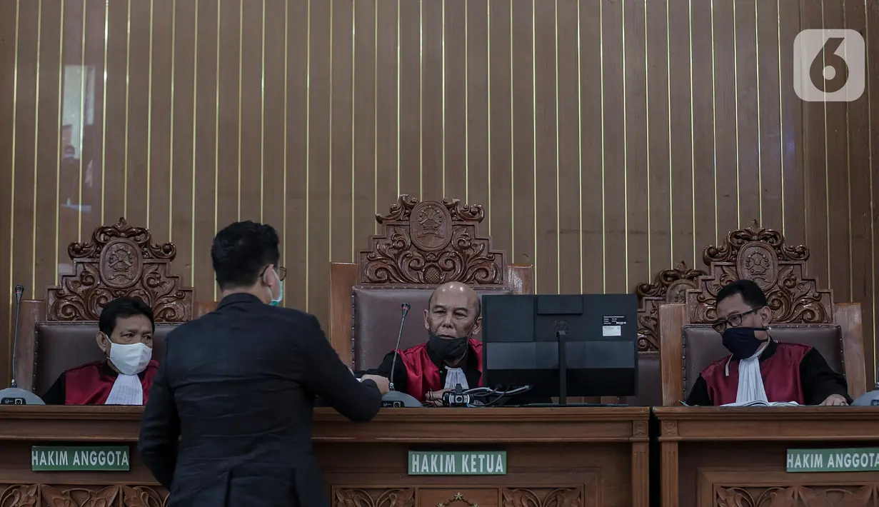 Ketua Majelis Hakim Nazar Effriandi memimpin sidang permohonan peninjauan kembali (PK) yang diajukan buronan kasus korupsi pengalihan hak tagih (cessie) Bank Bali, Djoko Tjandra di PN Jakarta Selatan, Senin (6/7/2020). Sidang ditunda karena Djoko Tjandra dikabarkan sakit. (Liputan6.com/Johan Tallo)