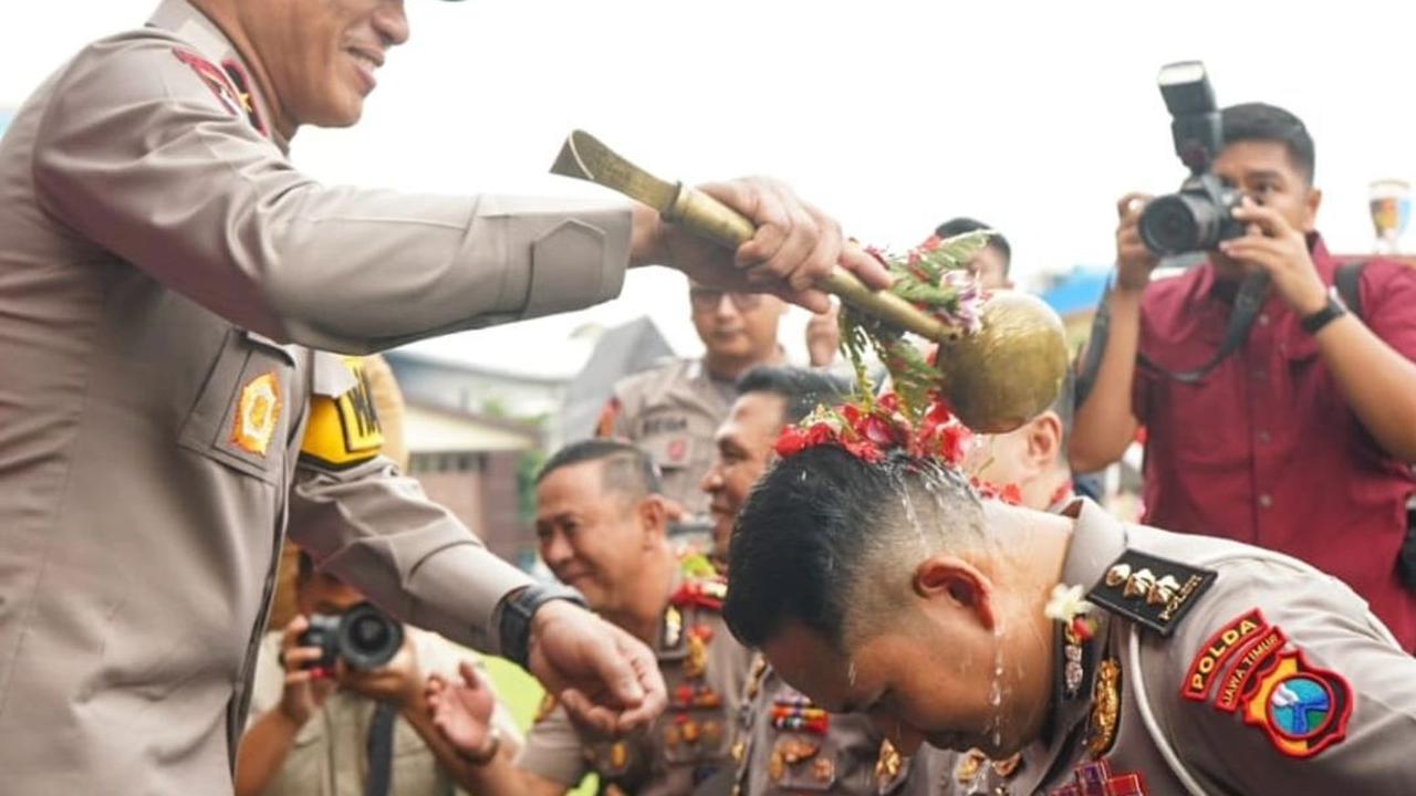 Rupanya di balik foto bersama keluarga AKBP Erik, ada momen bahagia bagi mereka. Erik saat itu tengah merayakan kenaikan pangkatnya menjadi AKBP. <br>