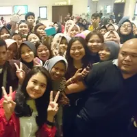  Michelle Ziudith dan Dimas Anggara berbagi peran menyambangi sejumlah bioskop-bioskop untuk promo London Love Story 2.  (Screenplay)