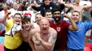 Suporter Inggris merayakan kemenangan Inggris atas Jerman pada pertandingan babak 16 besar Euro 2020 di Stadion Wembley, London, Inggris, Selasa (29/6/2021). Inggris menang 2-0. (Nick Potts/PA via AP)