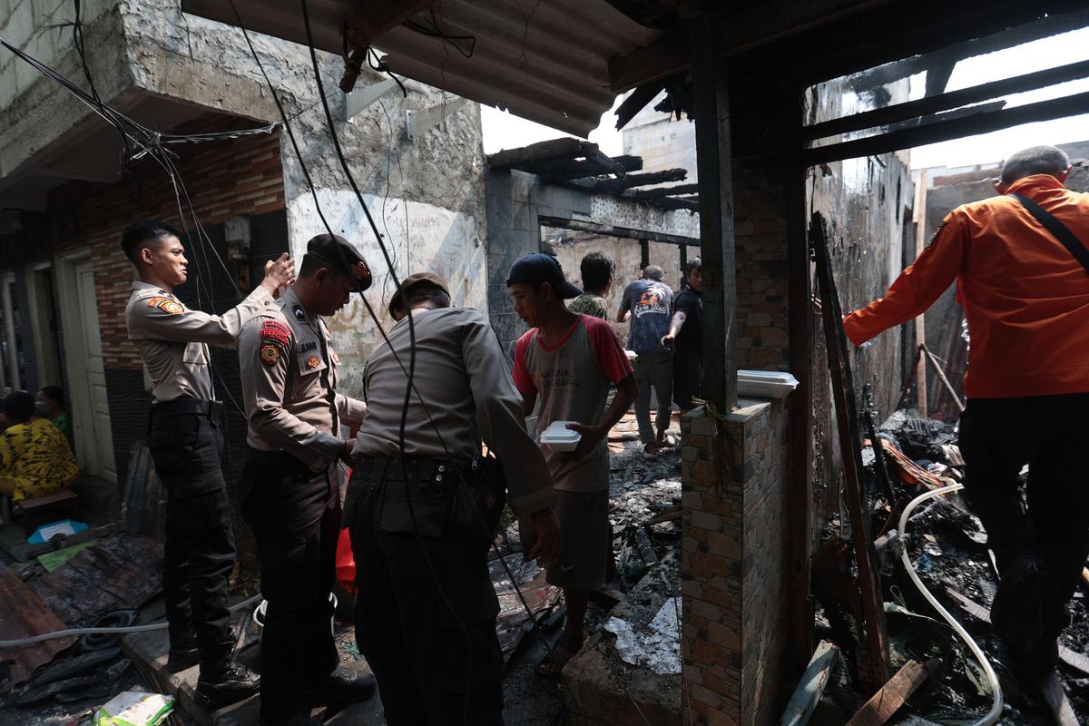 Warga Mengais Sisa Harta Benda Usai Kebakaran di Kramat Pulo Dalam