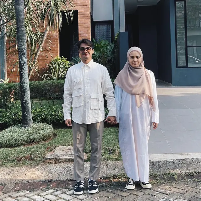 6 Potret Ricky Harun dan Herfiza Berfoto dengan Pose Tegak, Bak Pasangan ABG