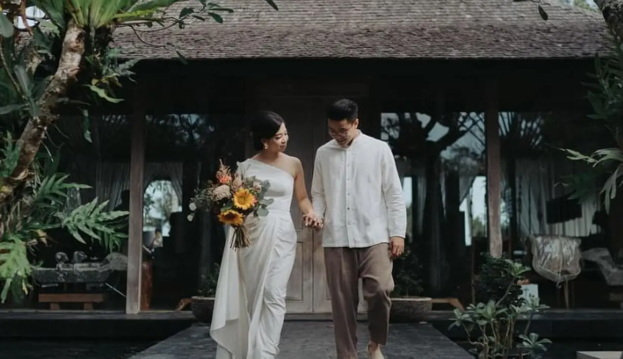 Untuk kesan yang lebih elegan dan berkelas, kamu bisa mengenakan atasan one off shoulder untuk dipadukan dengan kain. Tampilan ini memadukan siluet modern dan klasik pada keseluruhan tampilan. Sematkan bross kecil yang menjadi elemen kontras. (instagram/sukkhacitta)