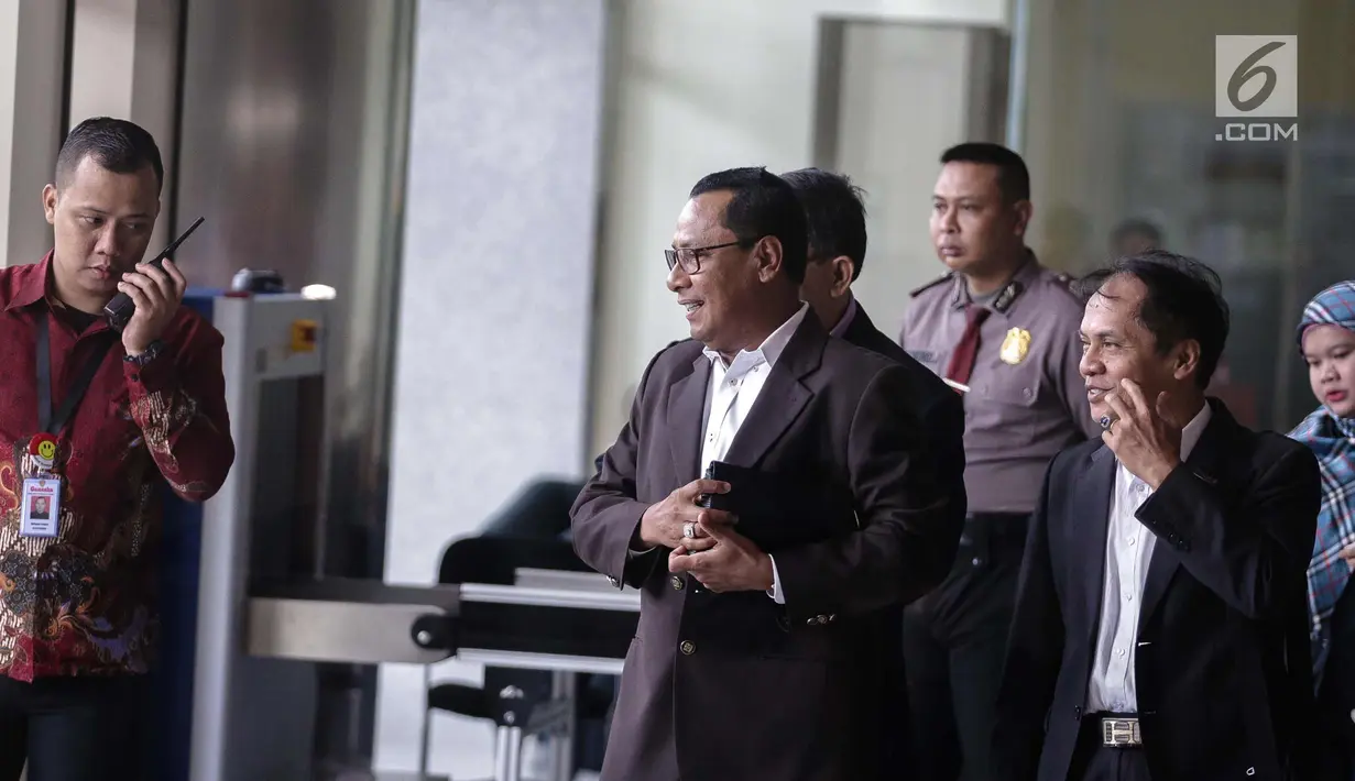 Sapriyanto Refa bersama rekannya tiba di gedung KPK, Jakarta, Jumat (12/1). Fredrich dipanggil KPK untuk diperiksa sebagai tersangka dugaan menghalangi dan merintangi penyidikan kasus e-KTP dengan tersangka Setya Novanto. (Liputan6.com/Faizal Fanani)