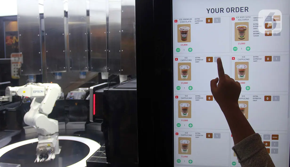 Pelanggan melakukan pemesanan minuman yang dilayani robot barista di Family Mart, Grand Indonesia East Mall, Jakarta, Senin (10/1/2022). FamilyMart Indonesia luncurkan pengoperasianrobot barista yang mampu membuat minuman untuk pelanggan dalam waktu satu hingga dua menit. (merdeka.com/Arie Basuki)