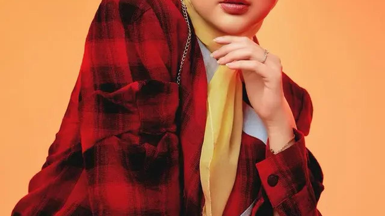 Dibantu fotografer @aldosinarta @hanzhp @iamraffan @heri.pp dan fashion stylist @gianinadebora, Dalam pemotretan bergaya retro, keluarga Roger dan Cut Meyriska tampil dengan pesona yang luar biasa.