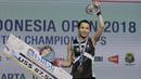 Pebulutangkis Taiwan, Tai Tzu Ying, melakukan selebrasi usai mengalahkan wakil Cina, Chen Yufei, pada final Indonesia Open 2018 di Istora Senayan, Jakarta, (8/6/2018). Tai Tzu Ying menang 21-23 21-15 21-9. (Bola.com/M Iqbal Ichsan)