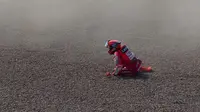 Marc Marquez terjatuh di MotoGP Mandalika 2025, Minggu (5-10-2025). (Dok. motogp.com)