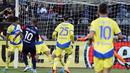 Gelandang Cagliari, Joao Pedro (kedua kiri) saat mencetak mencetak gol ke gawang Juventus pada pertandingan lanjutan Liga Serie A Italia di Stadion Unipol Domus, Cagliari, Italia, Minggu (10/4/2022). Juventus menang atas Cagliari 2-1. (Alessandro Tocco/LaPresse via AP)