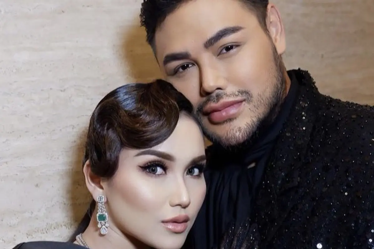 Ayu Ting Ting kenakan busana serba hitam yang serasi dengan Ivan Gunawan